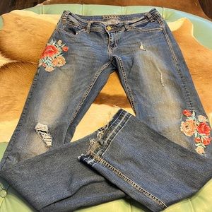 Embroidered lightweight jeans